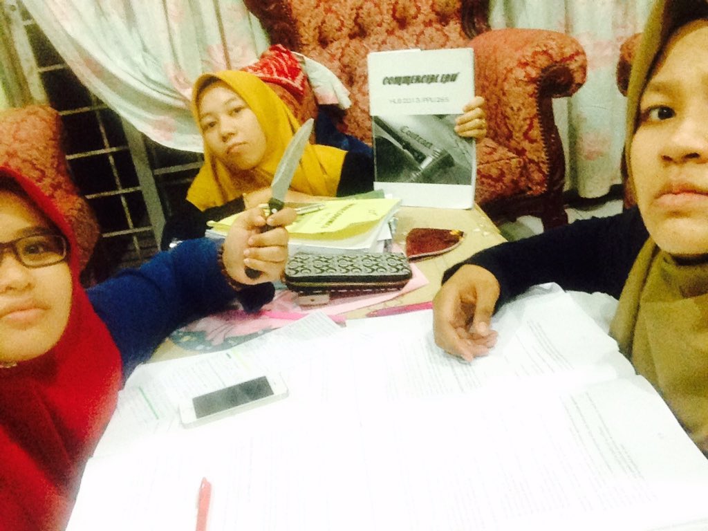 pieqa_mydin's tweet photo. bila kau ade kawan y dah hafal dari kulit ke kulit. rase mcm nak bunuh je kan? 
#esokexamlaw #killersubject https://t.co/Zl8auUkuDP
