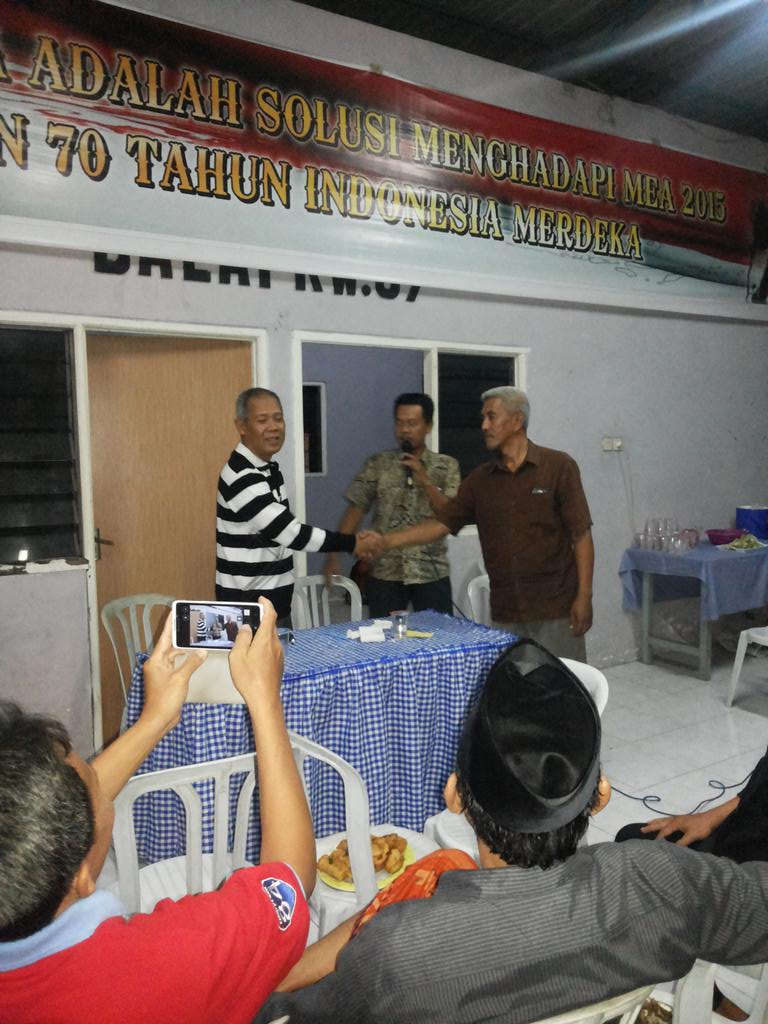 pakdhe67's tweet photo. Pulang kampung akhir pekan, mengikuti acara serah terima pemilihan ketua rw secara demokratis. @atrbpnkabngawi https://t.co/E26LpFYKnX