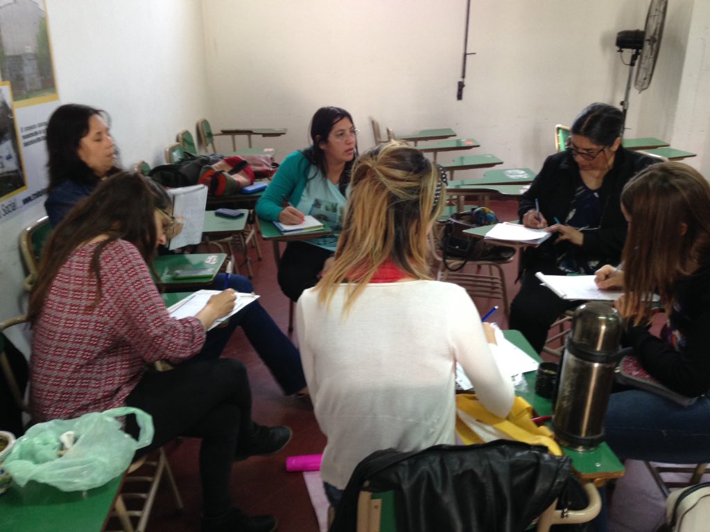 TramandoBarrio's tweet photo. Ultima clase del sem. Agradecidas de concretar un espacio que recupera el Estado y los derechos. #TramandoBarrio https://t.co/S5mKPXYSrw