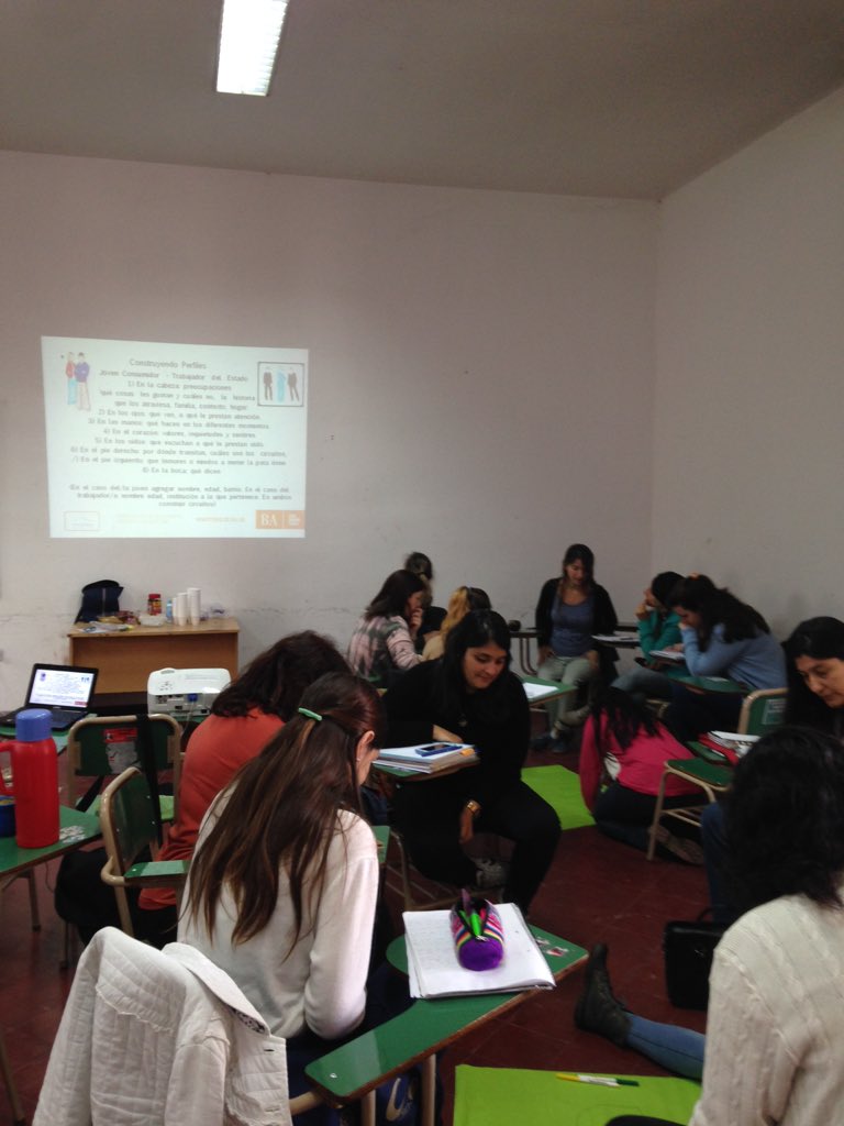 TramandoBarrio's tweet photo. Ultima clase del sem. Agradecidas de concretar un espacio que recupera el Estado y los derechos. #TramandoBarrio https://t.co/S5mKPXYSrw