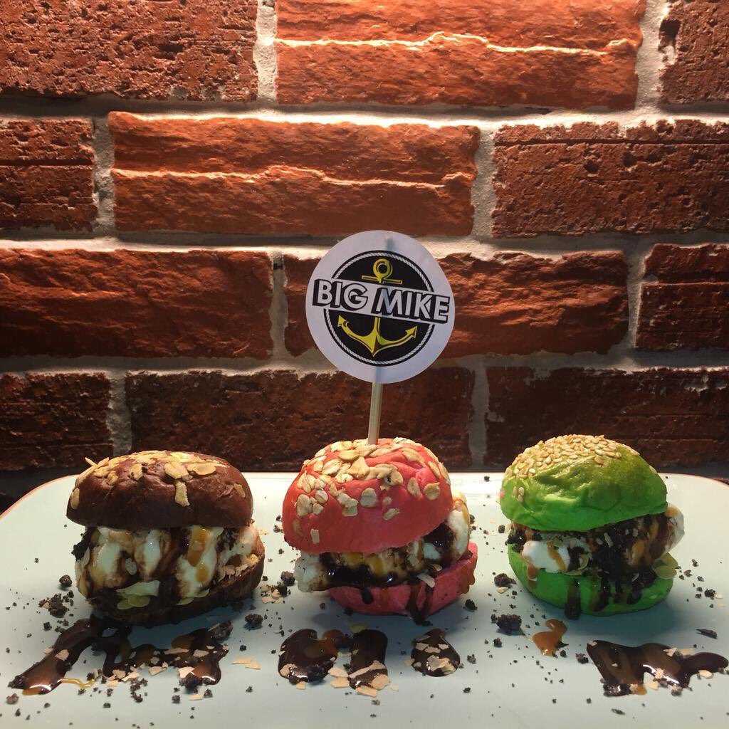 encikmakan's tweet photo. Roti aiskrim tu dah mainstream sangat.
Burger aiskrim lah baru rare beb!

Lokasi : Big Mike Cafe, SS15, Subang Jaya. https://t.co/trdxM8Edd3