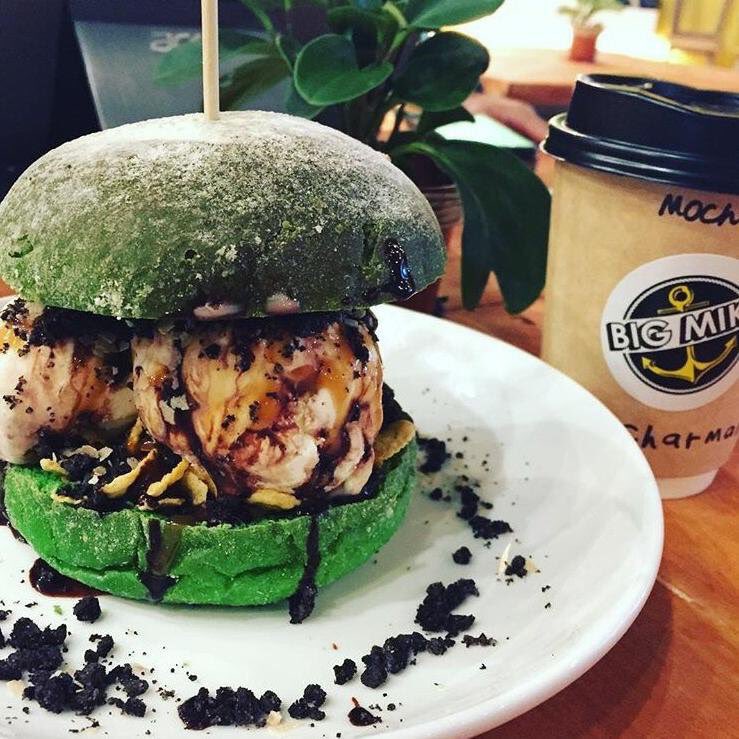 encikmakan's tweet photo. Roti aiskrim tu dah mainstream sangat.
Burger aiskrim lah baru rare beb!

Lokasi : Big Mike Cafe, SS15, Subang Jaya. https://t.co/trdxM8Edd3