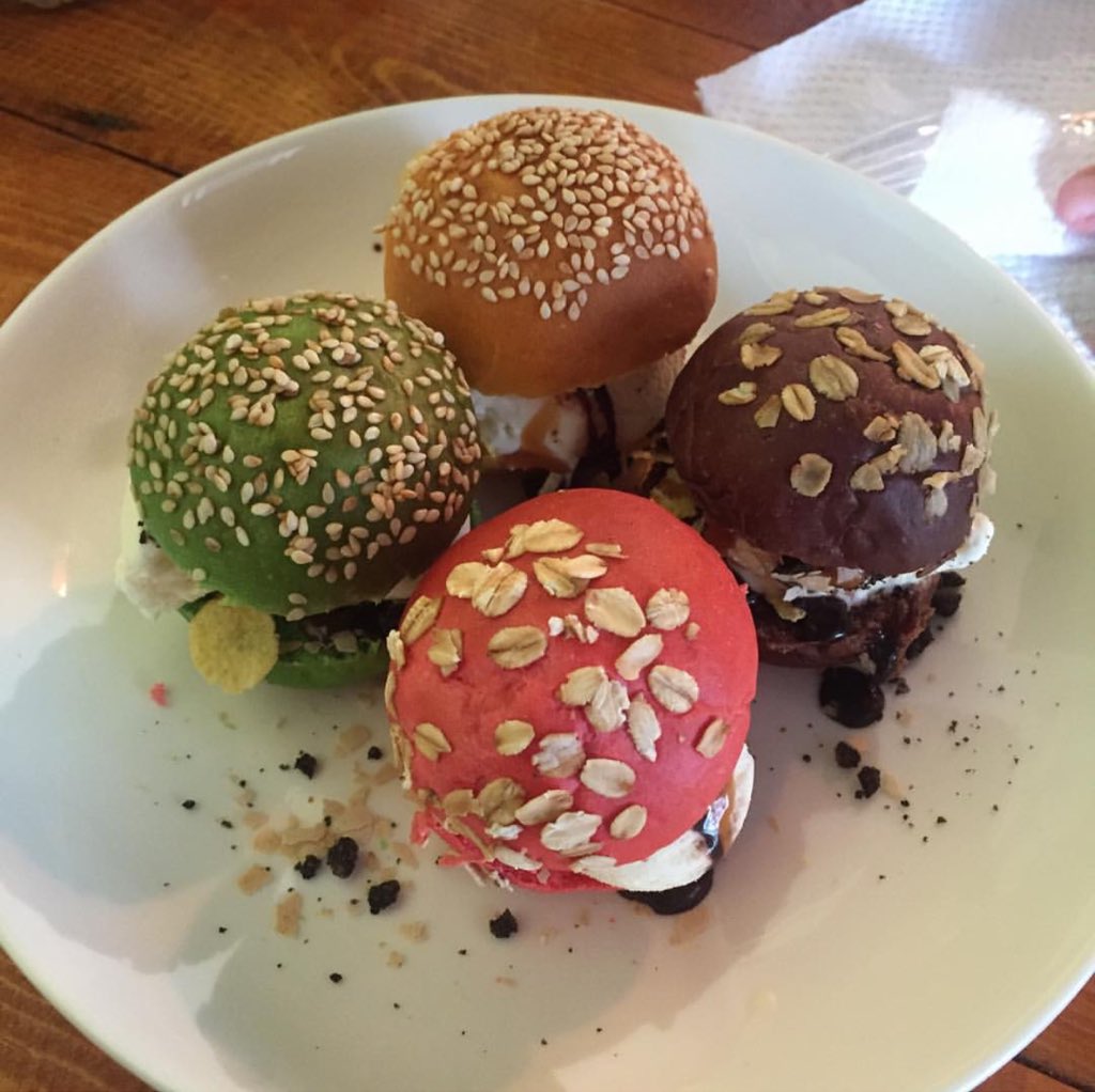 encikmakan's tweet photo. Roti aiskrim tu dah mainstream sangat.
Burger aiskrim lah baru rare beb!

Lokasi : Big Mike Cafe, SS15, Subang Jaya. https://t.co/trdxM8Edd3