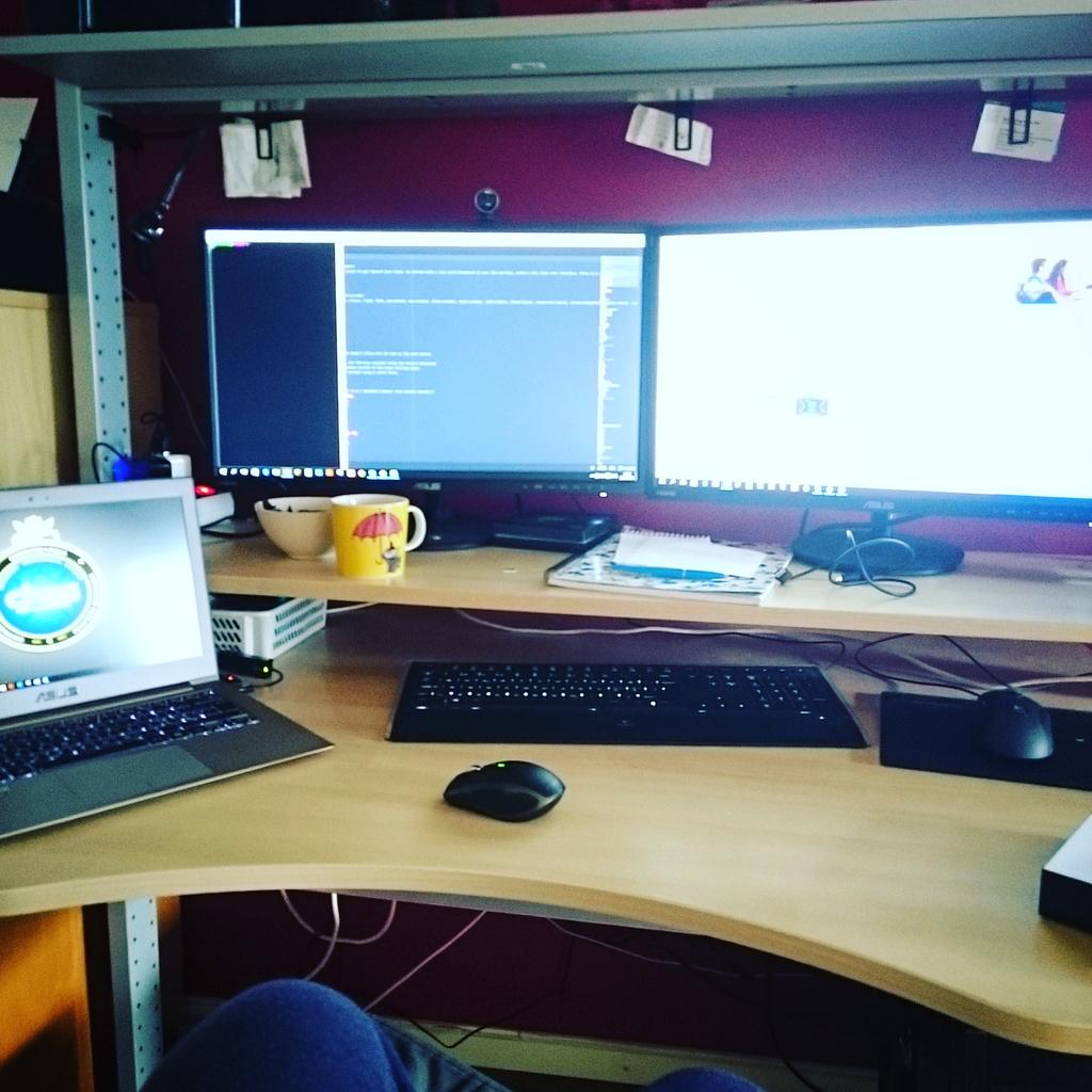 KimPalmang's tweet image. Why have one when you can have more #screens #computers #programmig #HappyHalloween