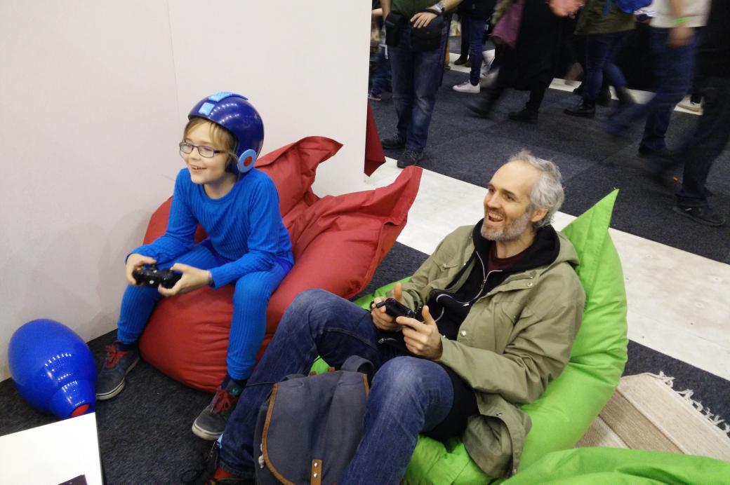 Funklift's tweet photo. The world's sweetest Mega-Man is inviting strangers to play with him and his dad. Absolutely love the spirit! https://t.co/m6Wt4Ddtt7