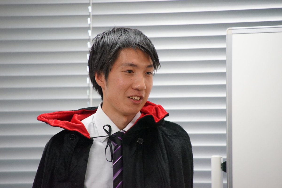 直江雨続 指導対局の後は別会場に移動 木村一基八段門下の高野智史 さとし 新四段によるプロ入りを決めた三段リーグ最後の対局の自戦解説がありました 高野四段が話しているところは初めて聞きましたが 本当に 本当に 師匠のしゃべり方とそっくり