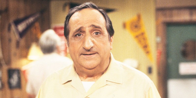 ilpost's tweet photo. È morto Al Molinaro, il barista di Happy Days, quello che diceva sempre "eh già, già, già"
https://t.co/wqpQe8Bx7f https://t.co/jMejkPHmrT
