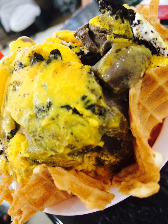 iikoeeee's tweet photo. cold stoneの パンプキンフレーバーアイスクリーム 
かぼちゃ好きはオススメ
ブラックココアクリームとキャラメルソースが絶妙で 食べてる間は至福のひととき( ´Д`)✨ https://t.co/XVBP2NFa90