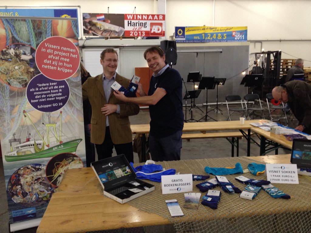 YFM_DH's tweet photo. Sokken & bikini's van visnet @healthyseas_org. Daar wil je in gezien worden! Ernaast het project van KIMO. #FFVis https://t.co/pM7VY5UKIt