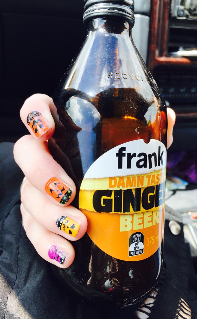 Hartoforever's tweet photo. Halloween nails 🎃🍭🌚🤗 #halloween2015 #nailart #HappyHalloween https://t.co/VqUl3uCWLF