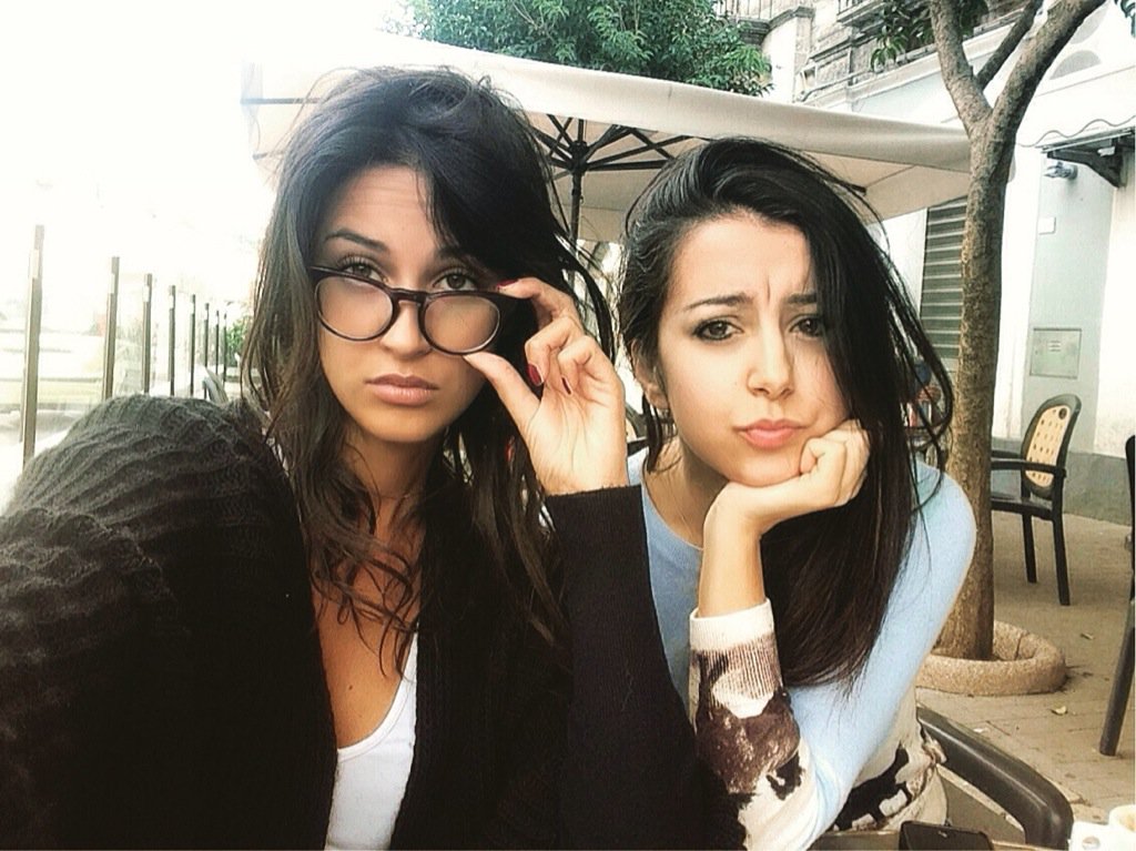 EIncardona's tweet photo. Io e la mia amica @claudiazza3 versione studentesse esaurite! https://t.co/XHVLJ46mB1
