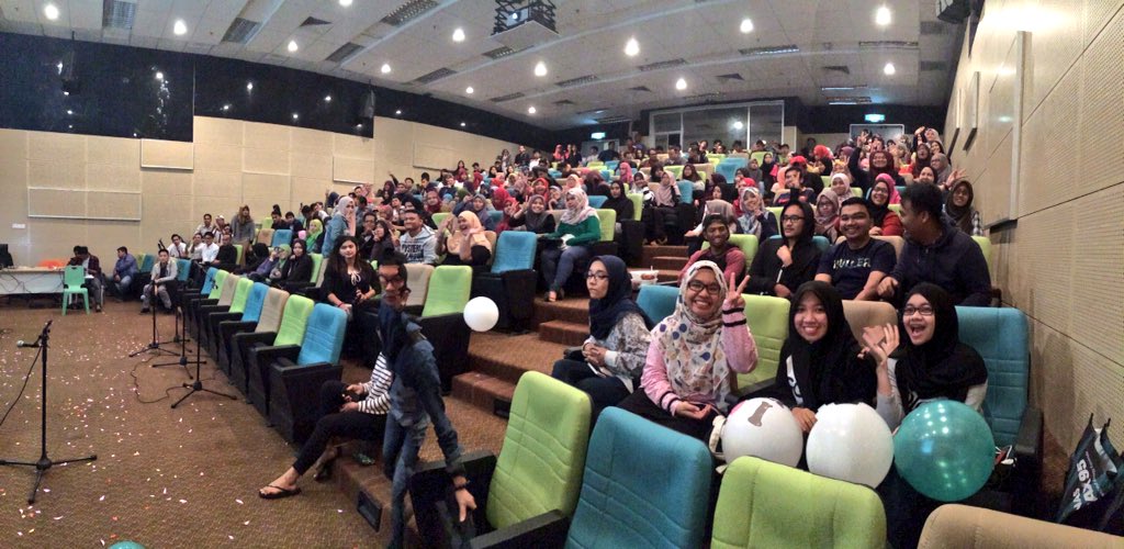 smffpp's tweet photo. FULL HOUSE! Thanks crowd for the Great Night 🎉🎉
#BizFlair2015
#AcousticNight
#KPD2015 https://t.co/t2oJkBOJG8