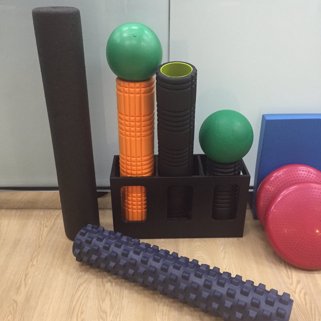 Aiiyah's tweet image. Liking the selection of foam rollers at this gym. #runnersproblem