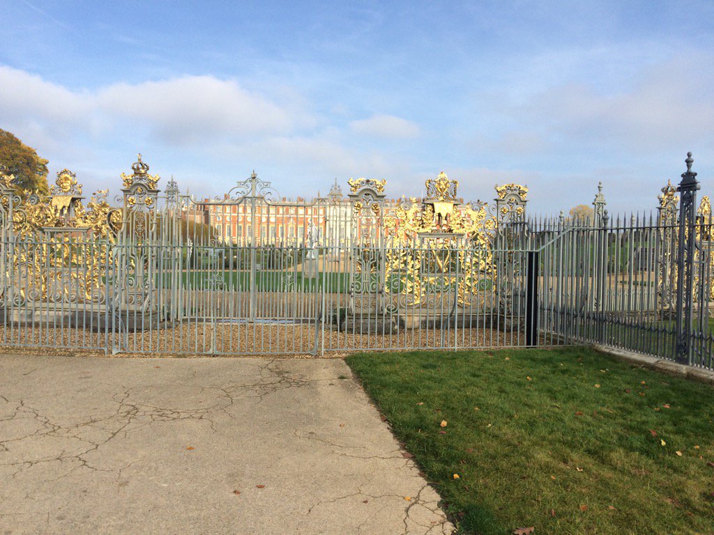 DeanNorton's tweet photo. Nice start line for a rowing race Hampton Court Palace @SHSBlades https://t.co/bwXUaxRJ3v