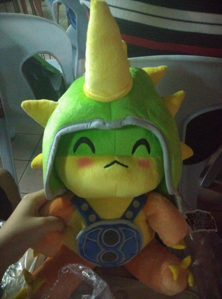 baby_cassey's tweet photo. Watching #LOLWorldfinal with a bunch of geeks and lucky draws. What can be better? #hype @garenaonline https://t.co/D3jSFLaFbn