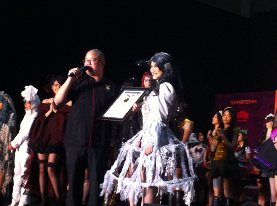 HaiMagazine's tweet photo. Selamat buat @officialJKT48 yg dapet rekor MURI utk rekor pemakai kostum Halloween terbanyak! #JKT48HalloweenHSF https://t.co/0LOXv3phgQ