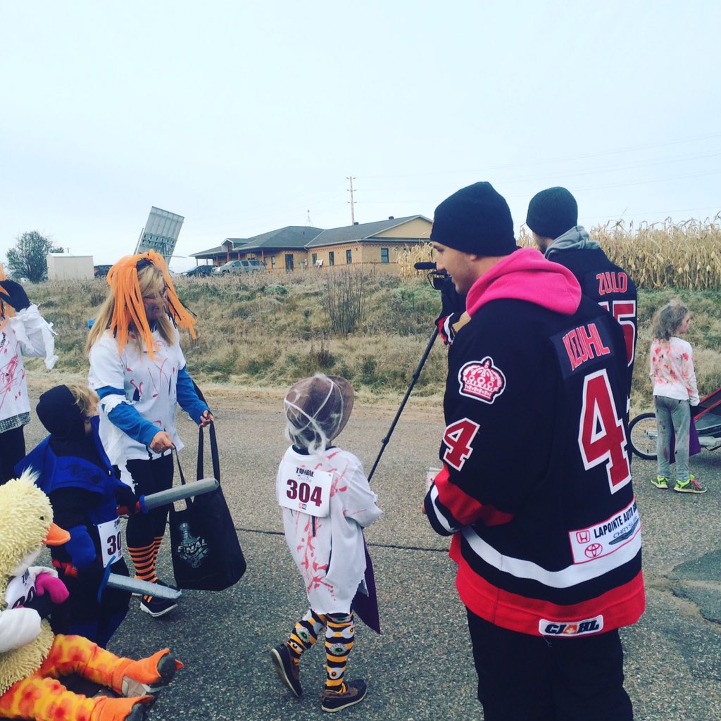 PLKingsCCHL's tweet image. The boys were out bright and early to hand out candy and PLK tix 2 the kids at the Best Western Zombie Thrill Run!!