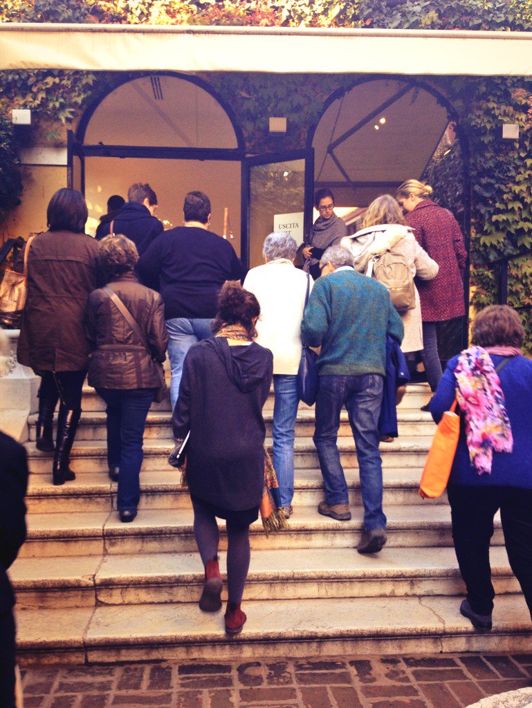 MuseiSenza's tweet photo. Per entrare alla @GuggenheimPGC ci sono 7 gradini. E un numero non è un dettaglio #doppiosenso #accessibilità https://t.co/YqHHncajEt