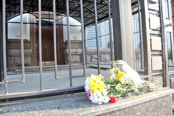 A_Gasparyan's tweet image. Киев. Посольство России. Остались там нормальные люди. Спасибо им!