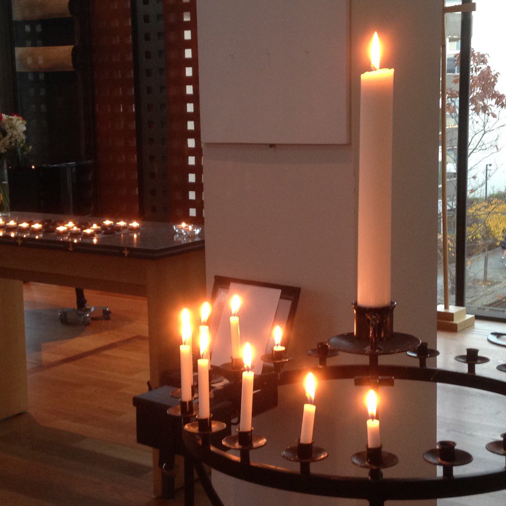 Ljuset lyser i mörkret och mörkret har inte övervunnit det. #allahelgonsdag i #sjaelsfraende