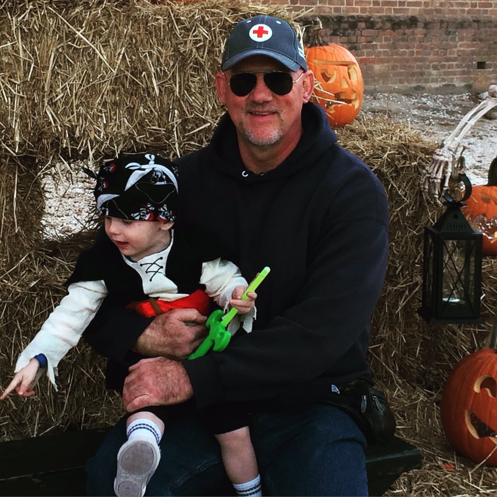 kingbuff2's tweet photo. Captured a little pirate roaming the haunted streets of Colonial Williamsburg!! 🎃 #hauntingondogstreet https://t.co/jANDrPbGIF