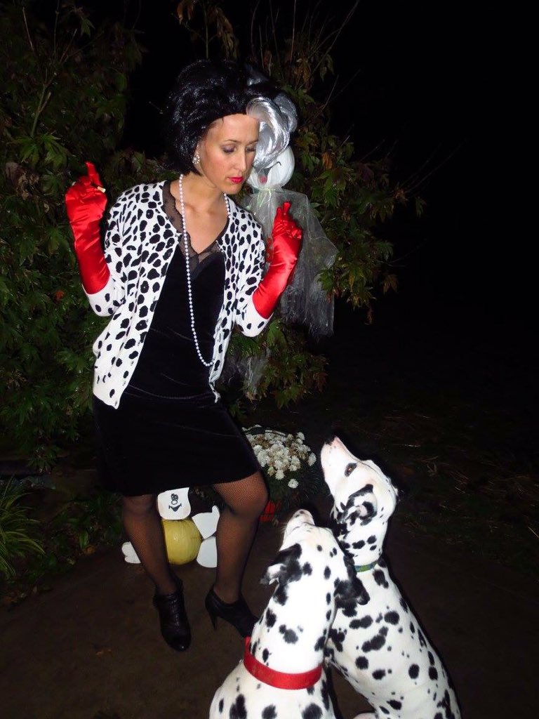 StashaSiers's tweet photo. Happy Halloween from Cruella &amp; her pups! #TISL https://t.co/YsLxXTI3m4