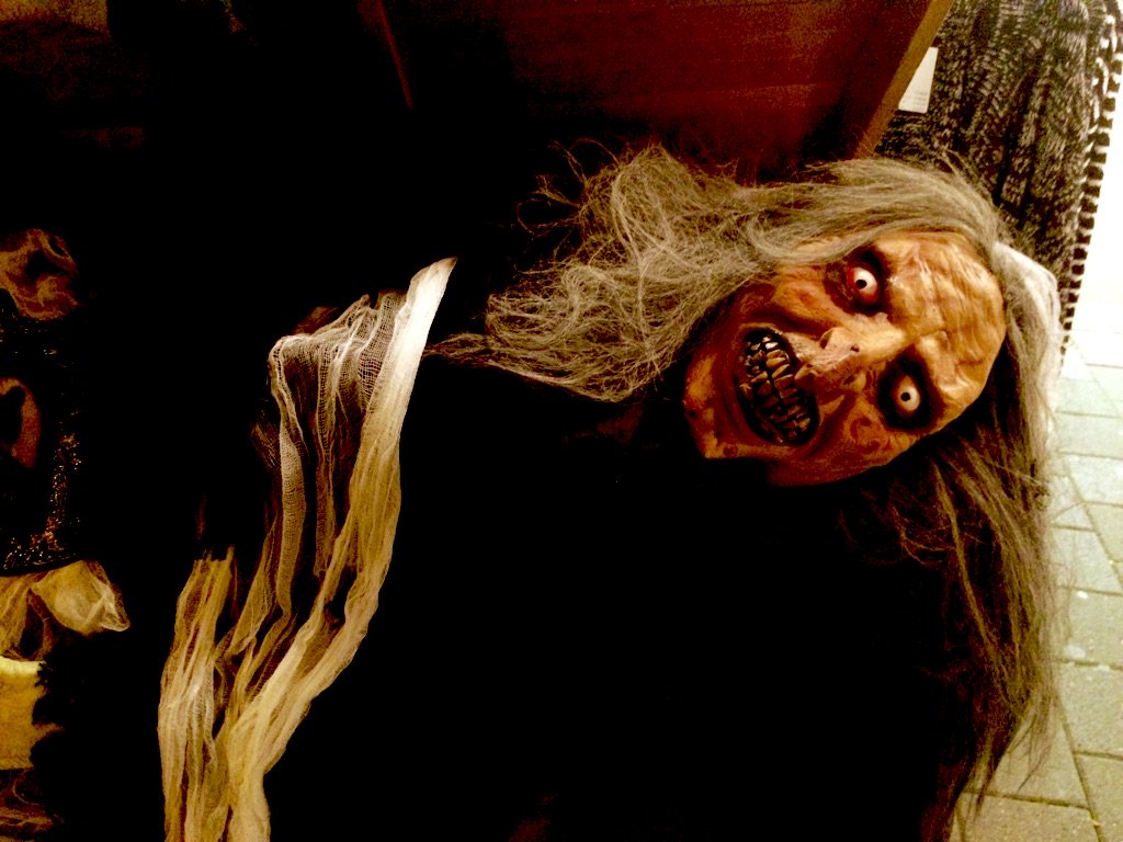 roelandhup's tweet photo. Halloween bij #hemahoogeveen https://t.co/YEZPrku42T