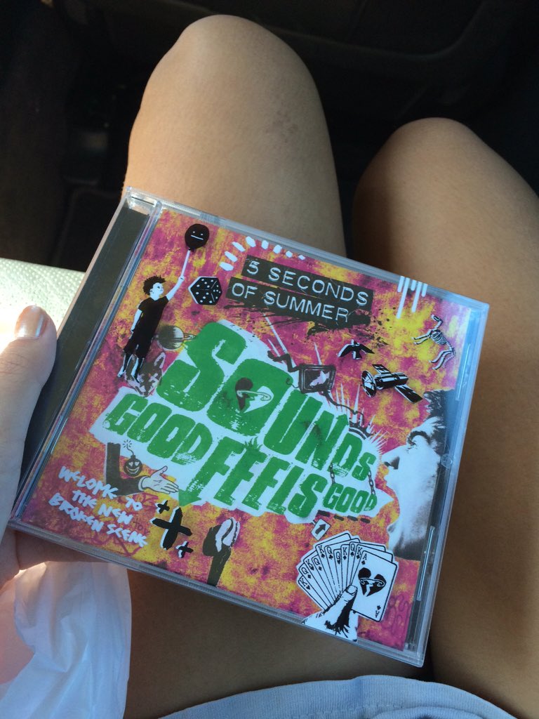 gameof5sos's tweet photo. Uh how the hell do open this https://t.co/GfiMaF47fk
