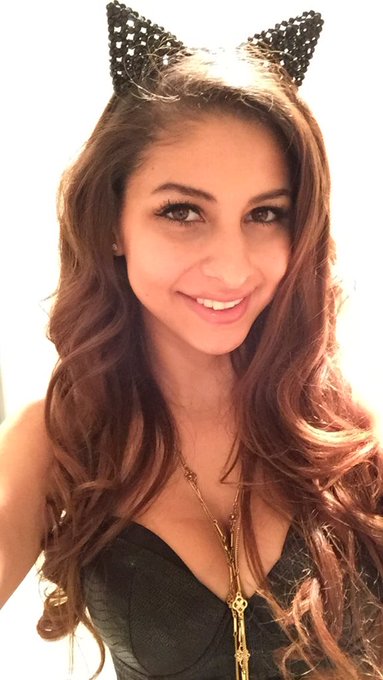 Happy halloweeeeeen 😺😽 https://t.co/V38FnknimY