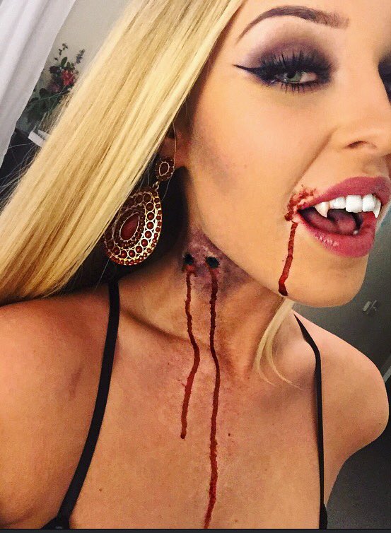 ashlynnvictoria's tweet photo. A real pain in my neck #vampirepuns #yesilovehalloween #yesitake62727selfies #ECUHalloween https://t.co/zYVPqt0bgH