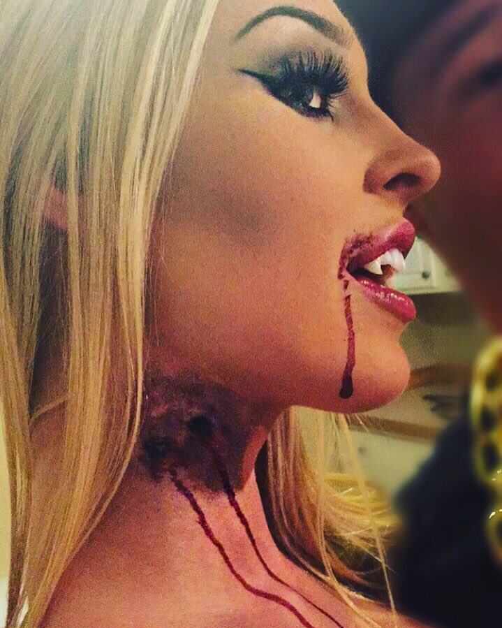ashlynnvictoria's tweet photo. A real pain in my neck #vampirepuns #yesilovehalloween #yesitake62727selfies #ECUHalloween https://t.co/zYVPqt0bgH
