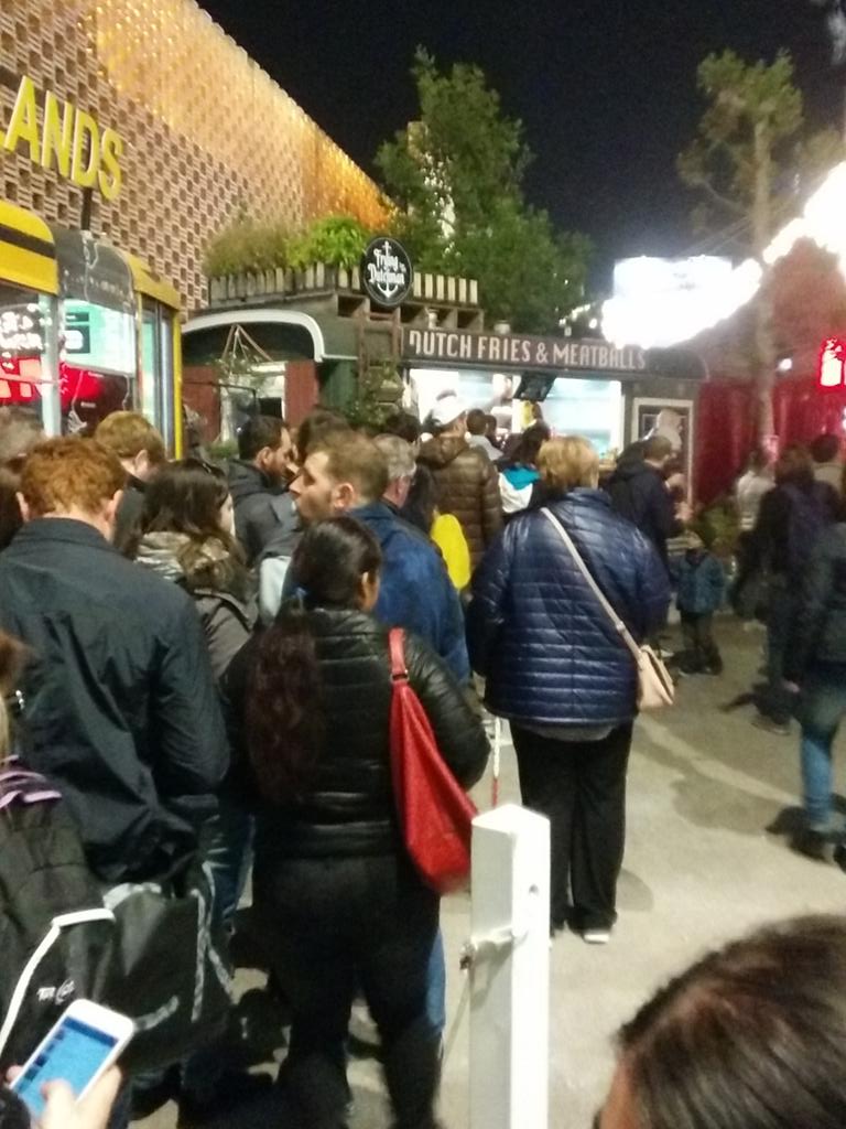 MichaelForni's tweet photo. Eh @pm10 mi sa che voglio mangiare qualcosa a @Expo2015Milano mi devo sciroppare ennesima #coda per #dutchfries 😎 https://t.co/HorrXsEEsS