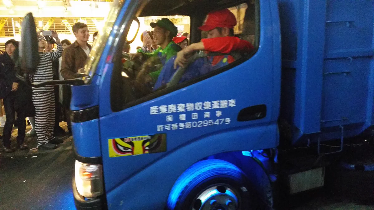 ハロウィン後の街を清掃するスーパーマリオwww