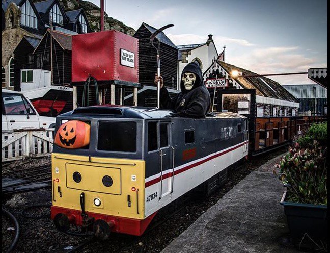 Britain's railways have been getting into the Ghost Train spirit too <a href="/eorailway/">Epping Ongar Railway</a> <a href="/SeatonTramway/">Seaton Tramway</a> @KLRailway <a href="/HMR1066/">HMR</a>