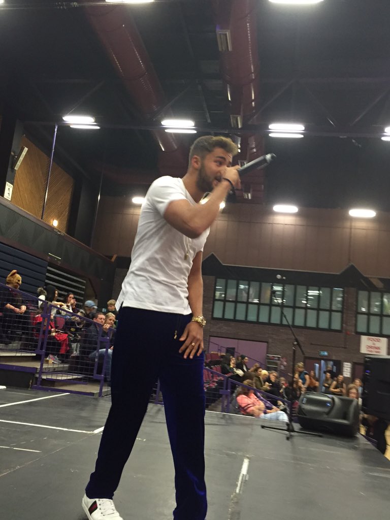 SoccerSix's tweet photo. @CristianMJC #dunknfunk #livemusicstage 👻👻 https://t.co/JfMQtH9HCS