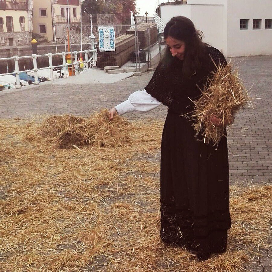 el_morru's tweet photo. Nuestra artista María ya esta dando los últimos retoques del #amagüestu de esta tarde :) #llanes #asturias https://t.co/EhxeCanjWB