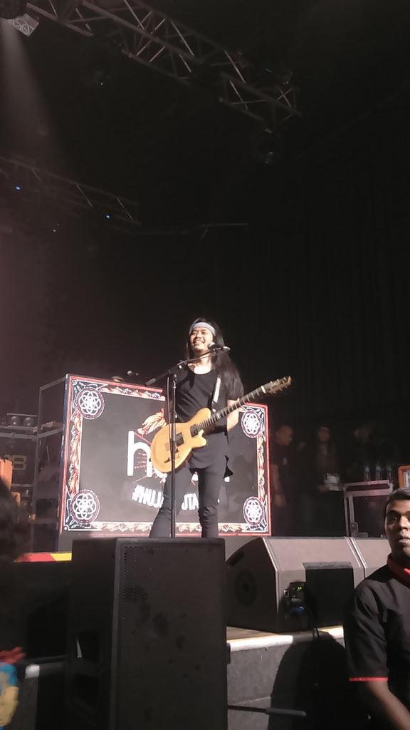 maliamiraramlan's tweet photo. Always my favorite boy!
Thanks for the great performance @agcoco
#Hujan10Tahun #hujanband #agcoco https://t.co/fjJwvT8c9N
