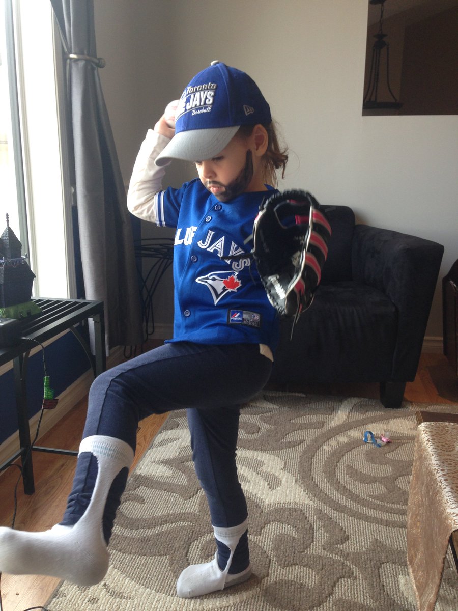 MeganLuddington's tweet photo. My 4yo @JoeyBats19 was the only non-princess at her preschool. I think we won parenting. #JoeyBats19Halloween https://t.co/nIkFPMdDAg