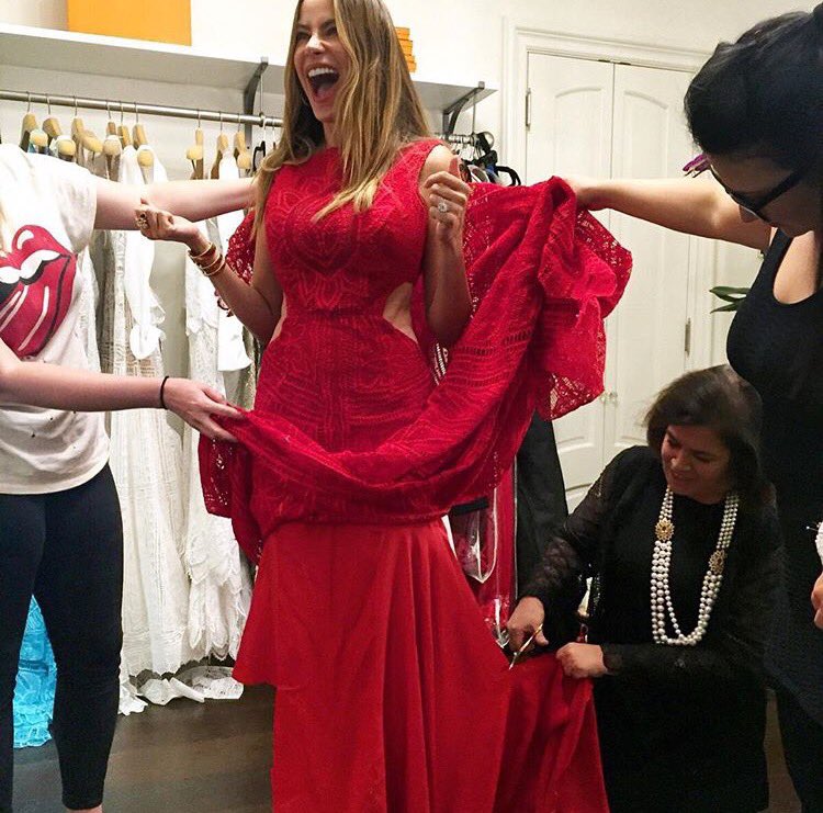 botiquindestilo's tweet photo. .@SofiaVergara anoche con un vestido de la carioca @_MarthaMedeiros en el evento #AmericanCinematheque #ModenFamily https://t.co/8xqxSXra8T