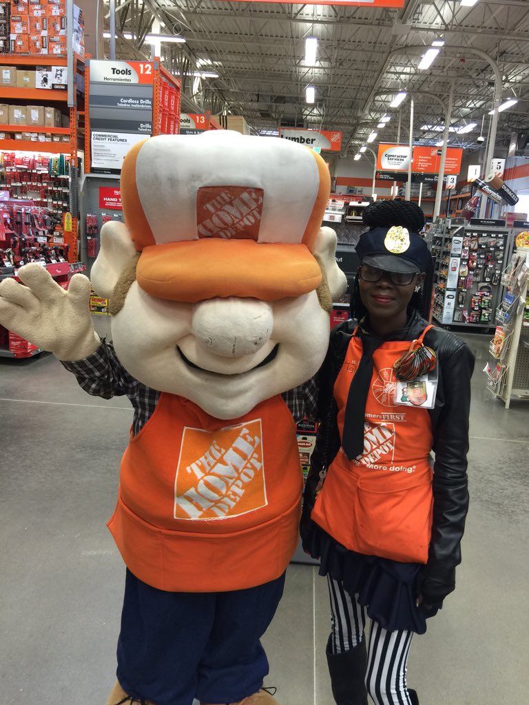 stacy_cooksey's tweet photo. HAPPY HALLOWEEN FROM TERRELL #6579 https://t.co/IPeQ25nMKg