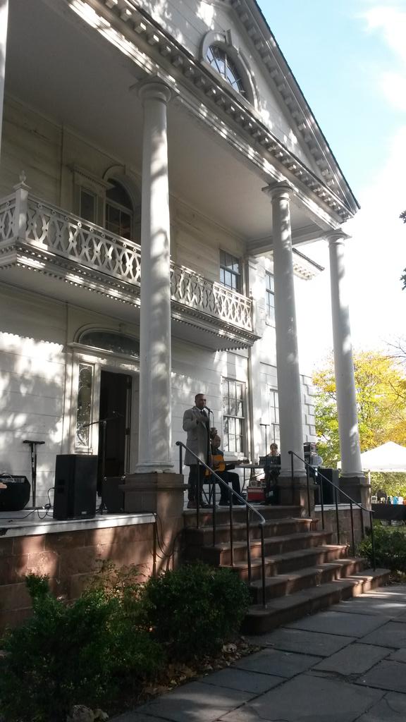MorrisJumel's tweet photo. @leslieodomjr starting his set for #MJM250 #MJMCAFE. #WeHeartHistory #WeHeartBurr https://t.co/8oY9uRw1gF