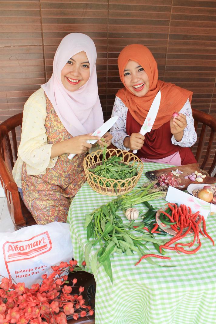 vani_embem's tweet photo. Pisau Klasique dg motif nyentrik bkin suasana memasak jd mkin asyik #alfamartsua16th @alfamartku Bon:T9337893110CH98 https://t.co/YwcR3EQzO0