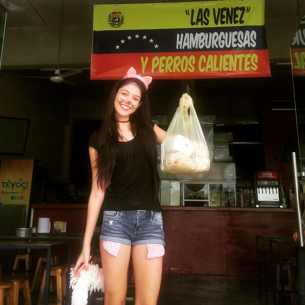 LasVenezCancun's tweet photo. Tu foto con disfraz vale por una orden de papas gajo o francesa. Plaza Amandala ☎ 8024496 https://t.co/TFQtxlJl3V https://t.co/G1JDPEEGSQ
