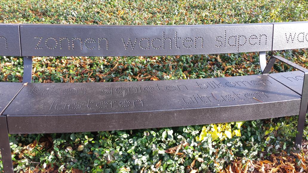 #zonnen #wachten #kijken #genieten # uitrusten met n heerlijk ijsje in #Vorden op <a href="/Wandelbankjes/">Wandelbankjes</a>