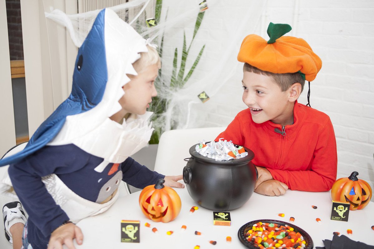 FburgSquare's tweet photo. Trick or Treat! Have a fun and safe #Halloween! #fxbg #fun #candy https://t.co/7LGwSyq4Lz