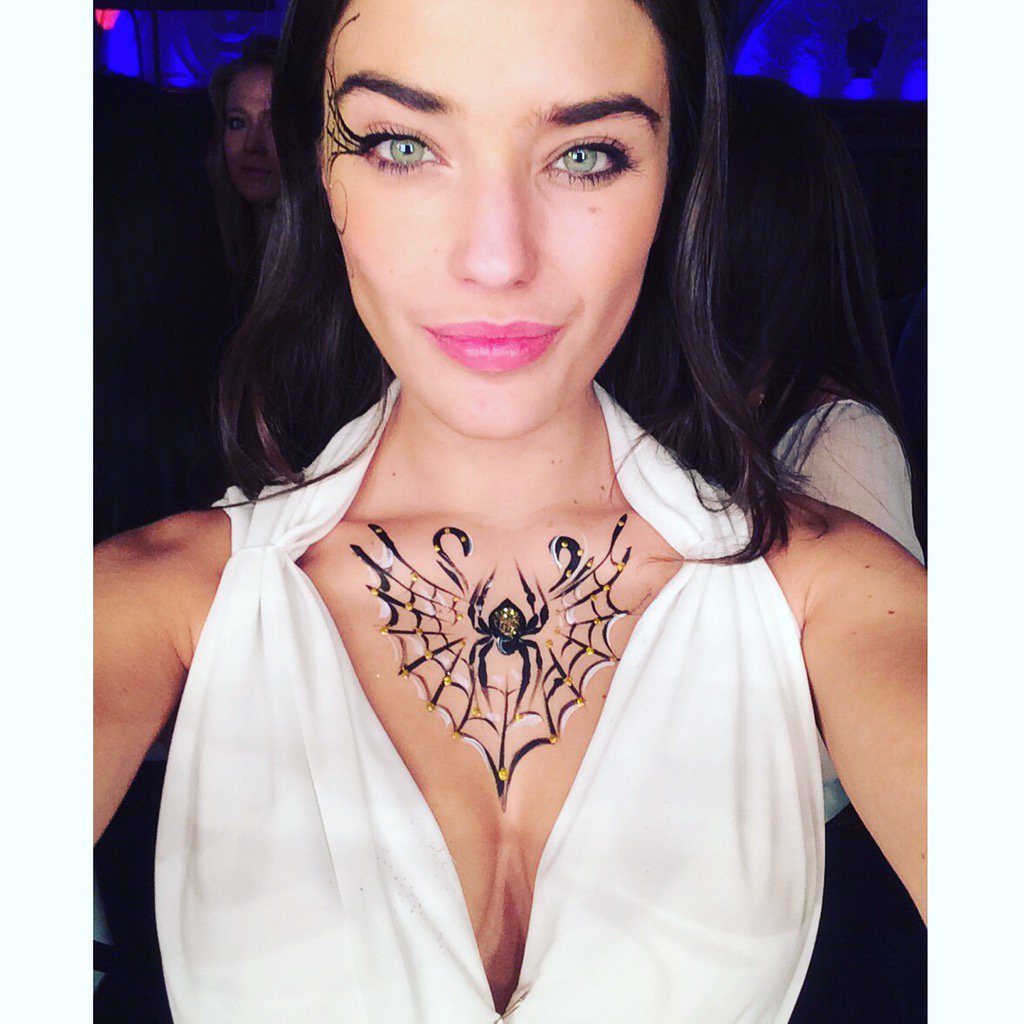 IsaMateosPI's tweet photo. La reina de la imperfección 💀 happy halloween! 👻 buuuu! https://t.co/IvveypsJwp