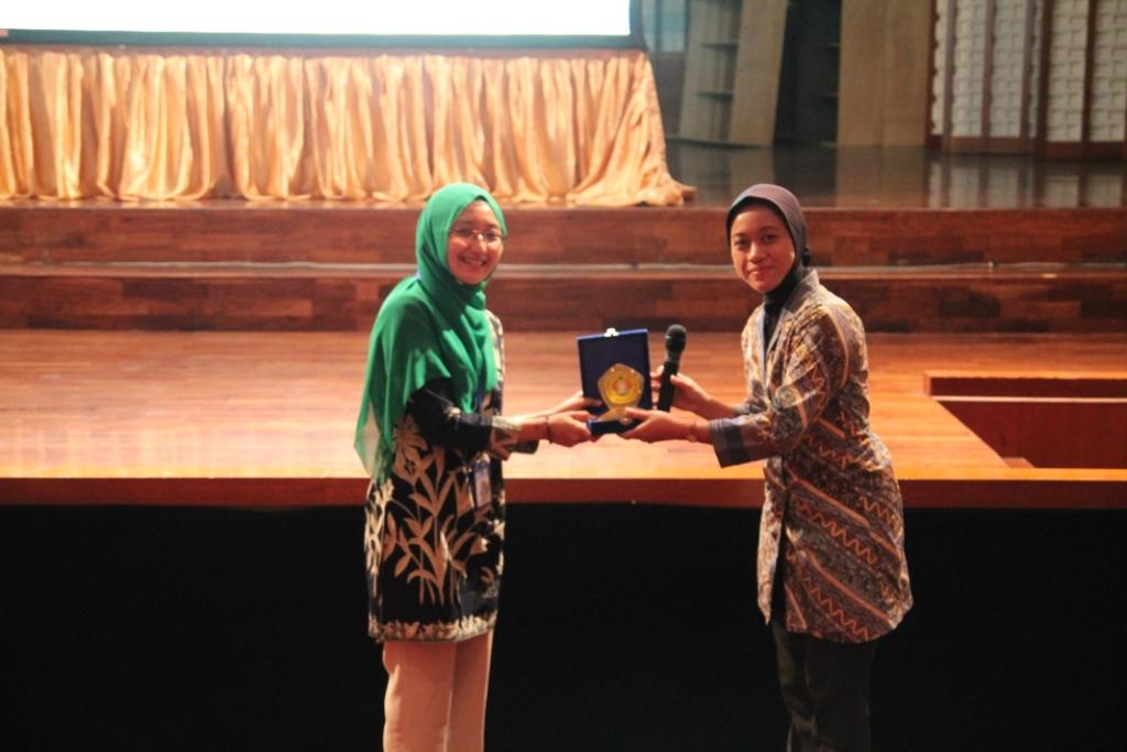 AccFair3's tweet photo. Pemberian plakat kepada Bank Indonesia oleh dosen pendamping, Miss Miguna #latepost cc: @bank_indonesia https://t.co/o1ouLXoAVN