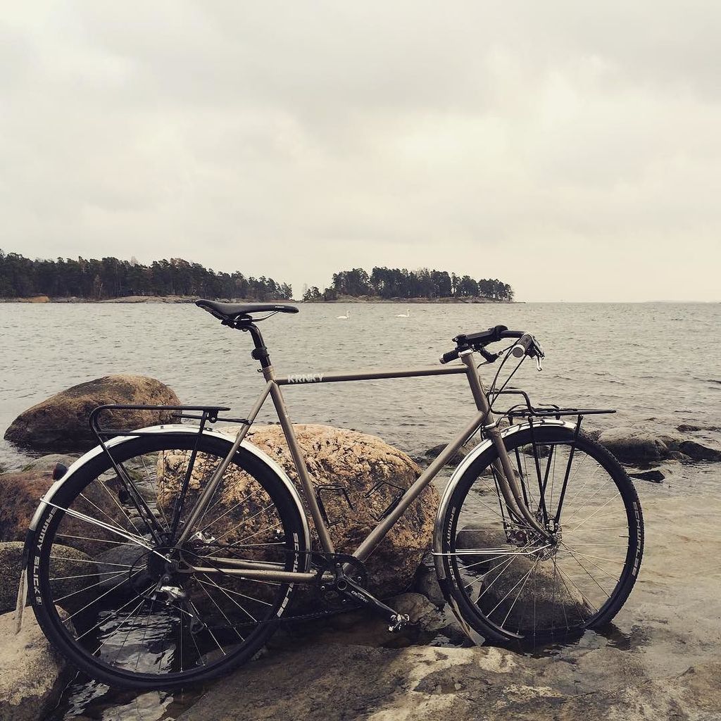 tiaisentoni's tweet photo. Ride into the sea! #yozen #swans #itämeri #pelagohanko #pelagobicycles https://t.co/HKR9qqIdDq https://t.co/JaSxC4kjWH