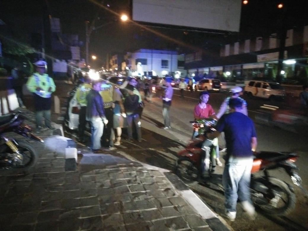 Op gab, pengendara mtr, anak2 muda bw mtr ga pakai helm, tak dilengkp surat2 , boncengan bertiga, mrk kn tilang