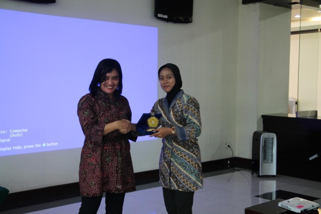 AccFair3's tweet photo. Pemberian plakat kepada Otoritas Jasa Keuangan (OJK) oleh dosen pendamping, Miss Miguna #latepost cc: @OJKINDONESIA https://t.co/1EIPd6vDfi